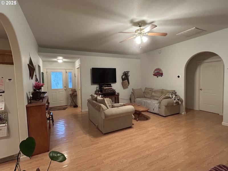 Living Room/Entrance