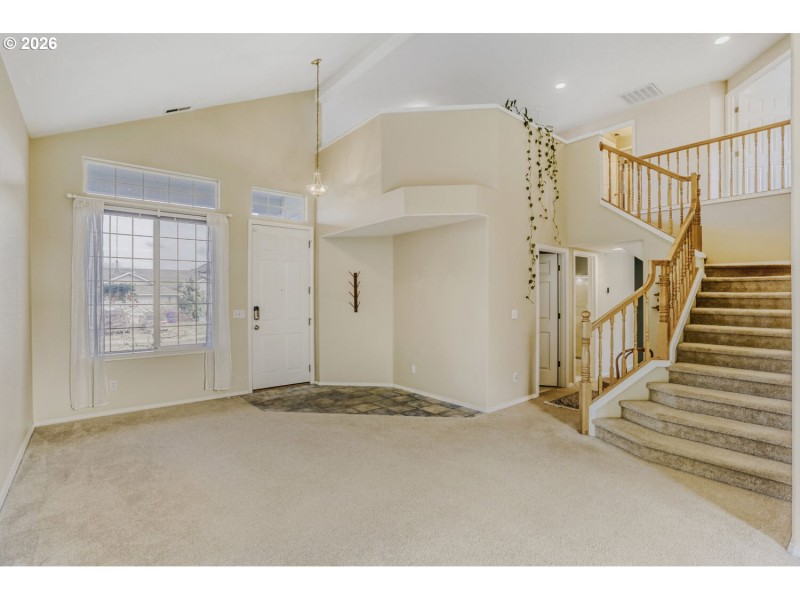 Living Room/Entrance