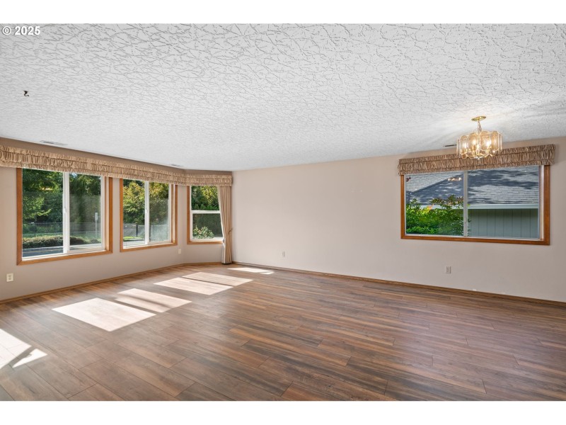 Living Room/Entrance