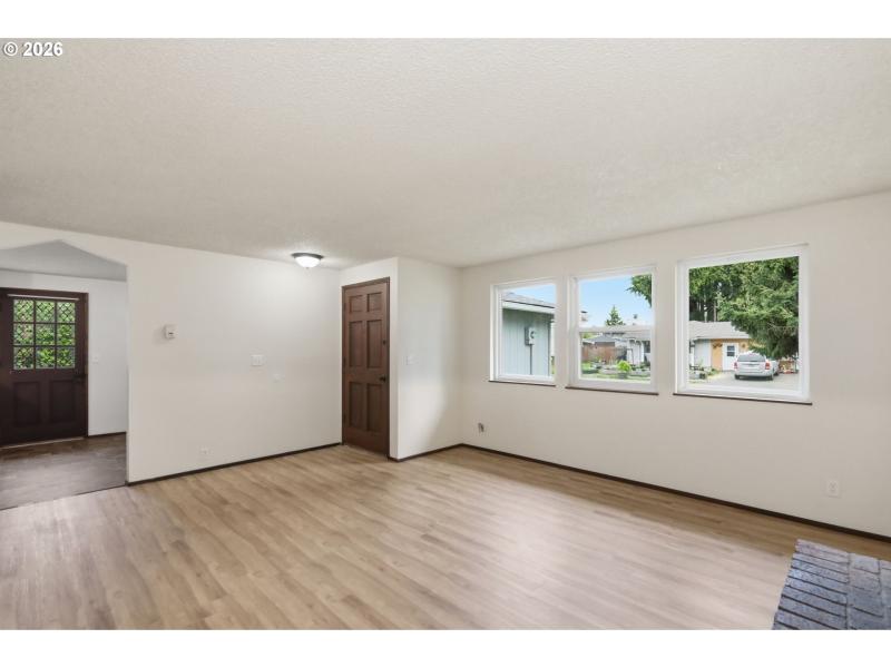 Living Room/Entrance