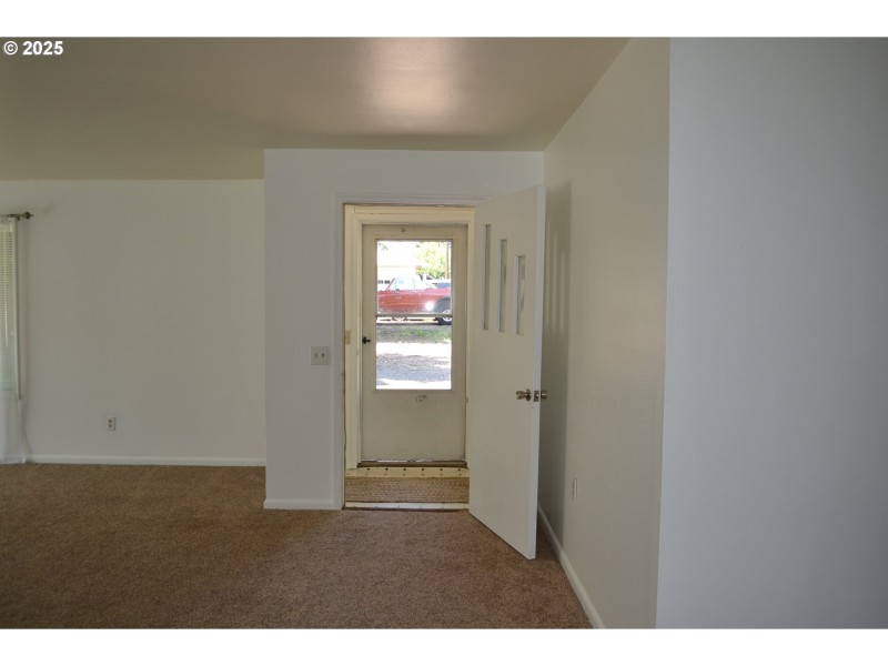 Living Room/Entrance