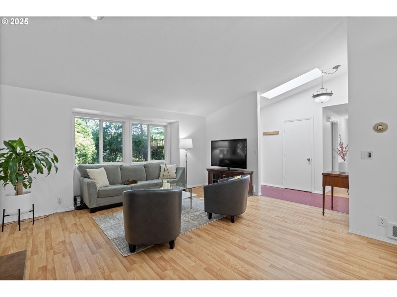 Living Room/Entrance