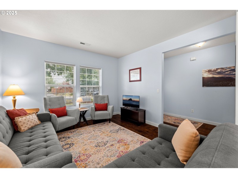 Living Room/Entrance