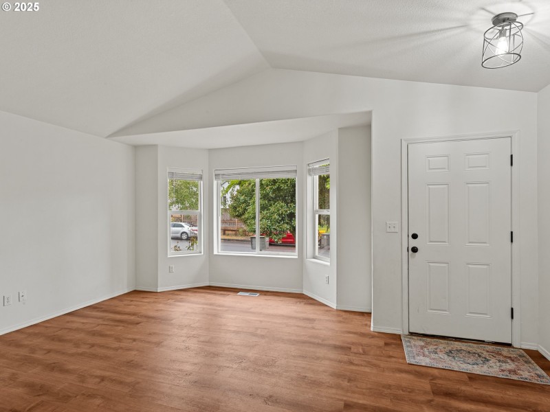 Living Room/Entrance