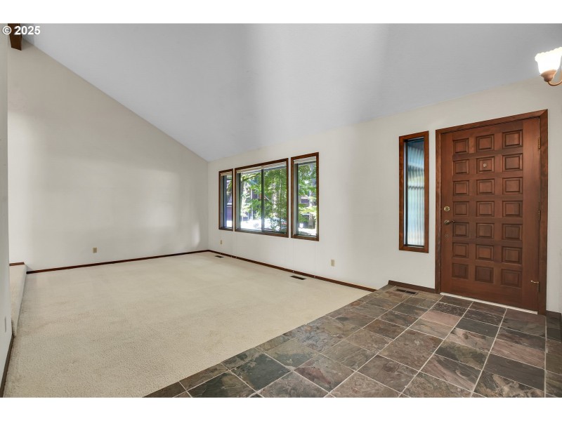 Living Room/Entrance