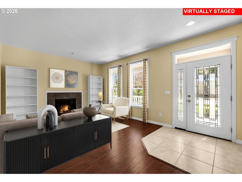 Living Room/Entrance
