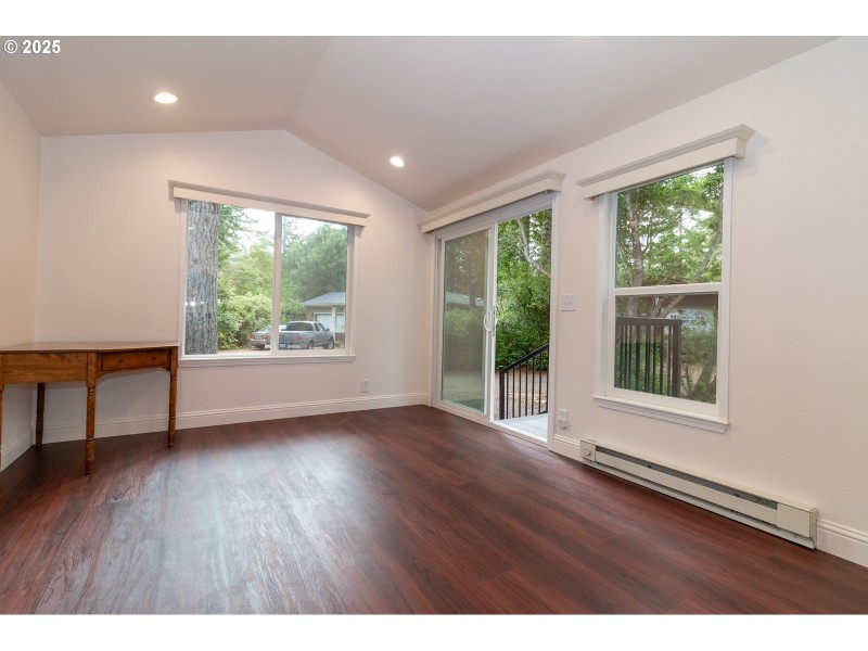 Living Room/Entrance