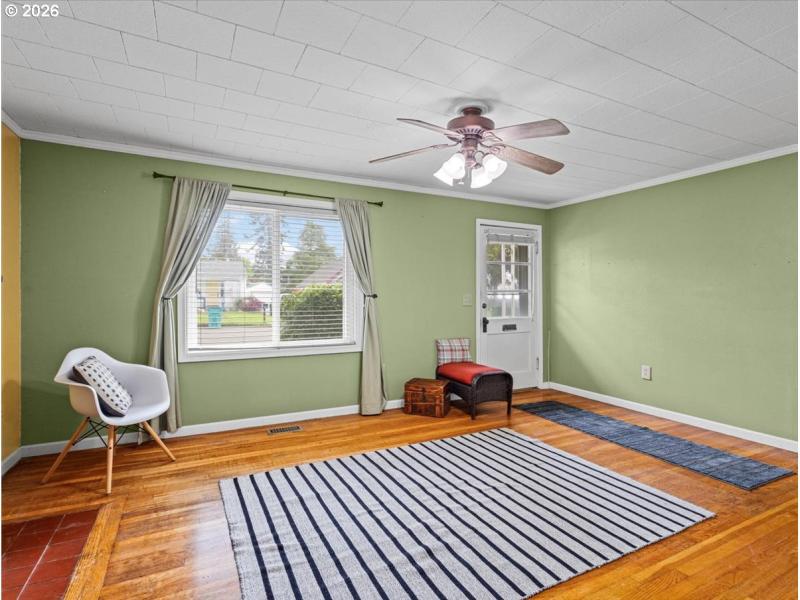Living Room/Entrance