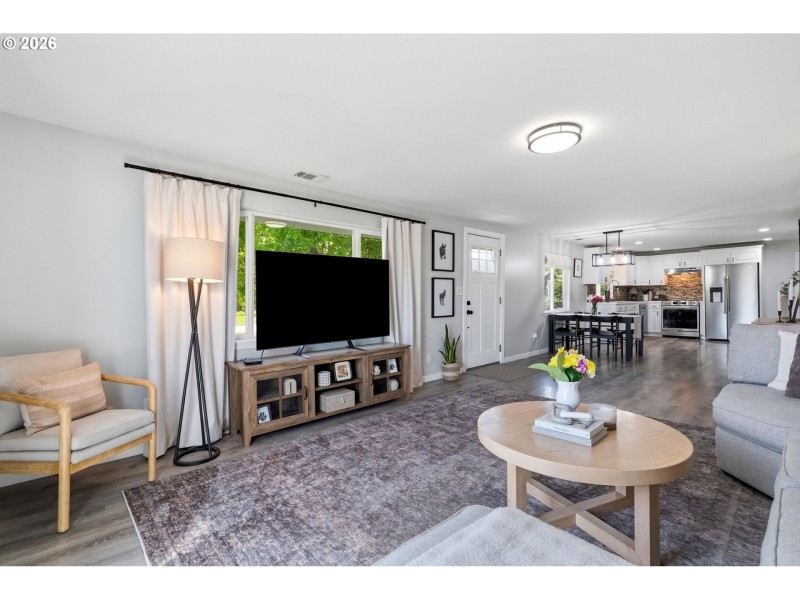 Living Room/Entrance