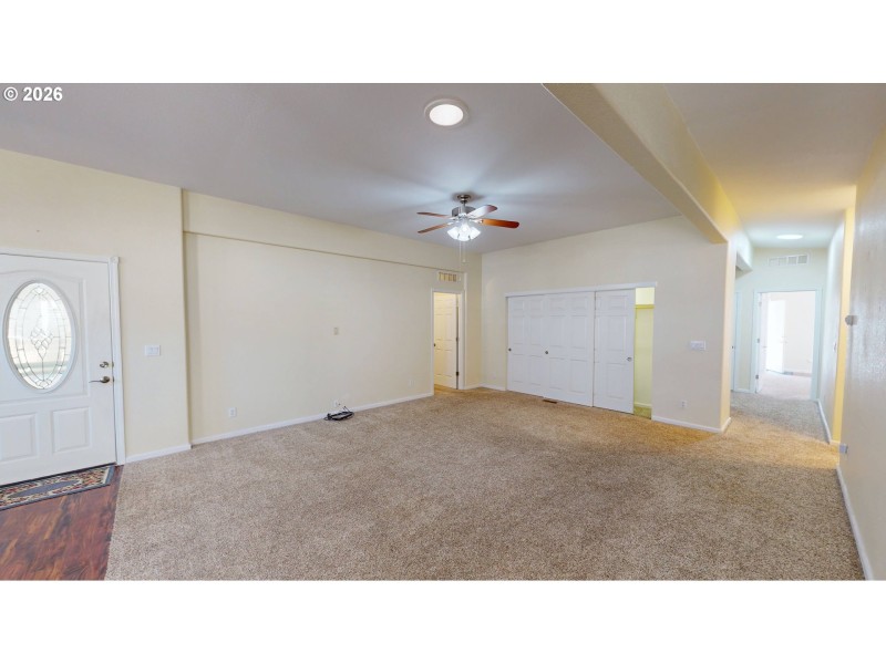 Living Room/Entrance