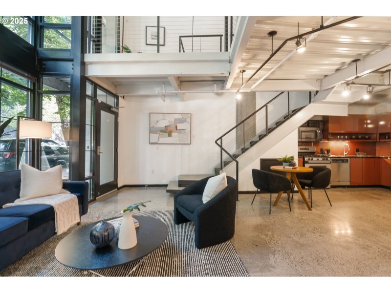 Living Room/Entrance