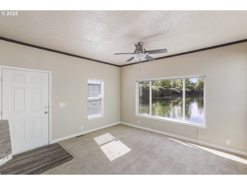 Living Room/Entrance