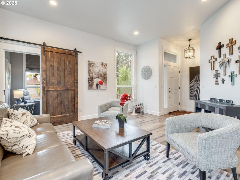 Living Room/Entrance