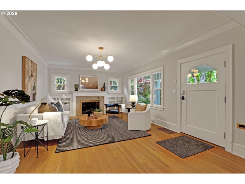 Living Room/Entrance