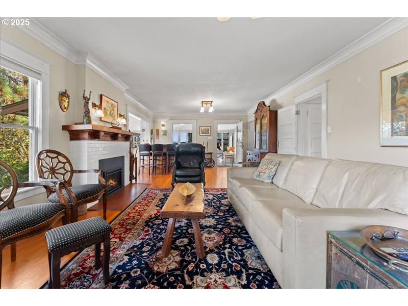 Living Room/Entrance