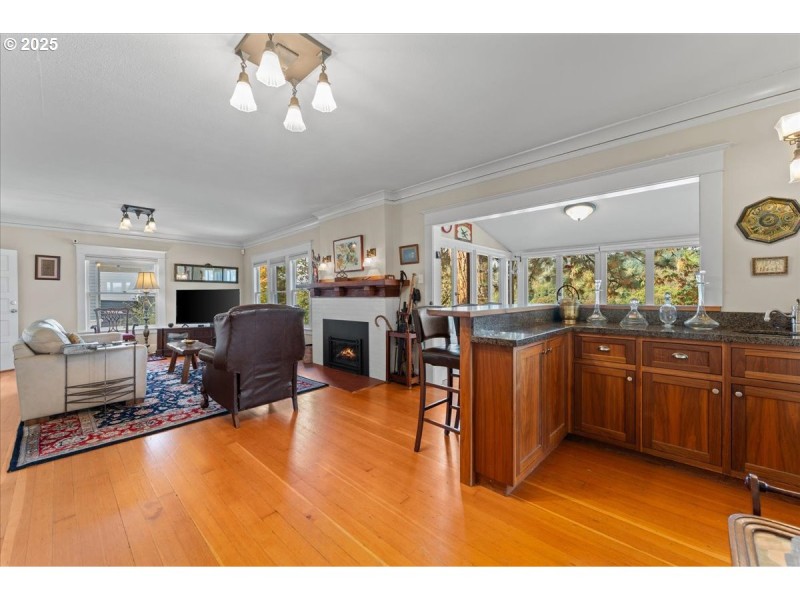 Living Room/Entrance