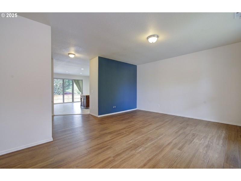 Living Room/Entrance
