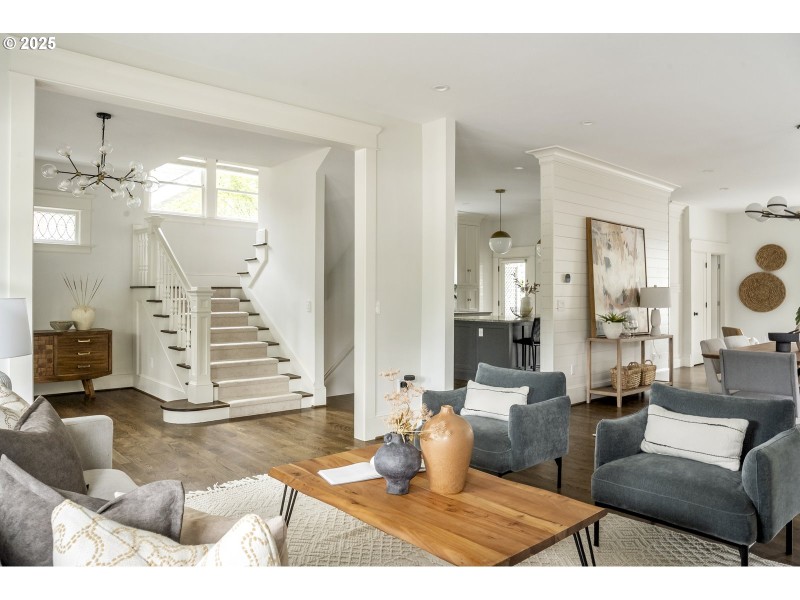 Living Room/Entrance