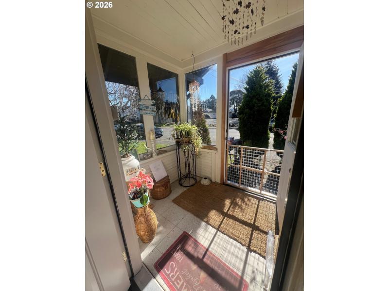 Porch, Screened in