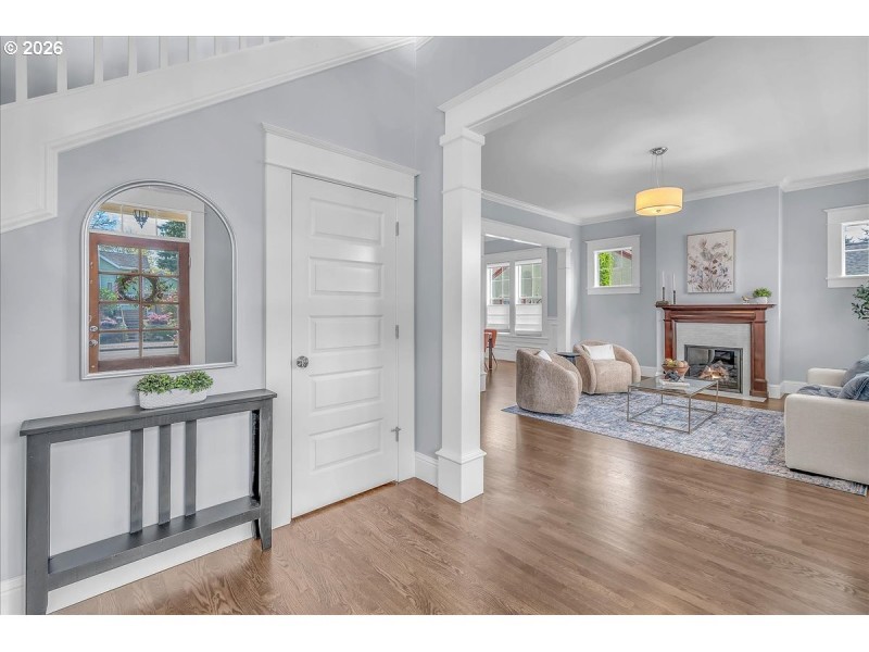 Living Room/Entrance