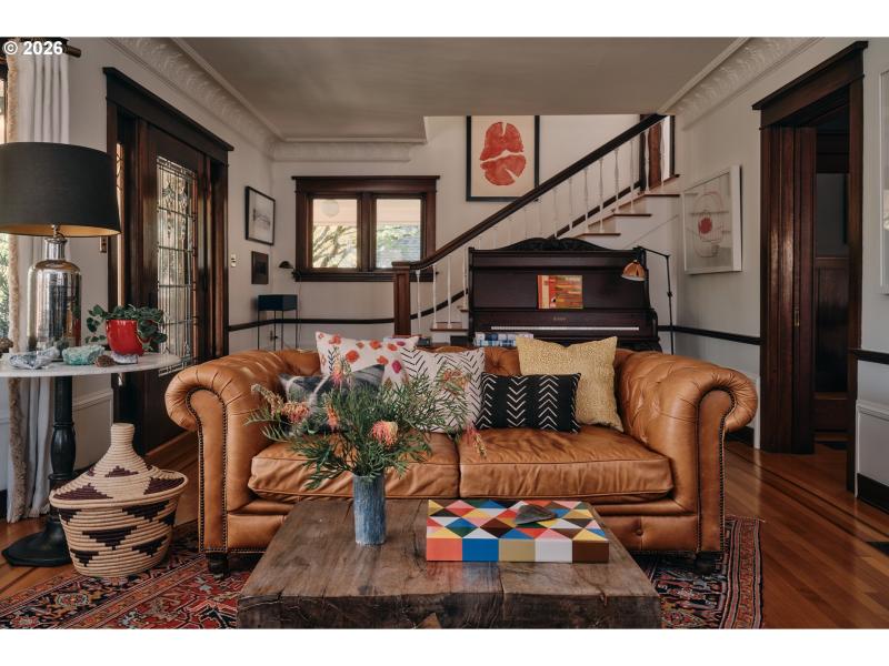 Living Room/Entrance