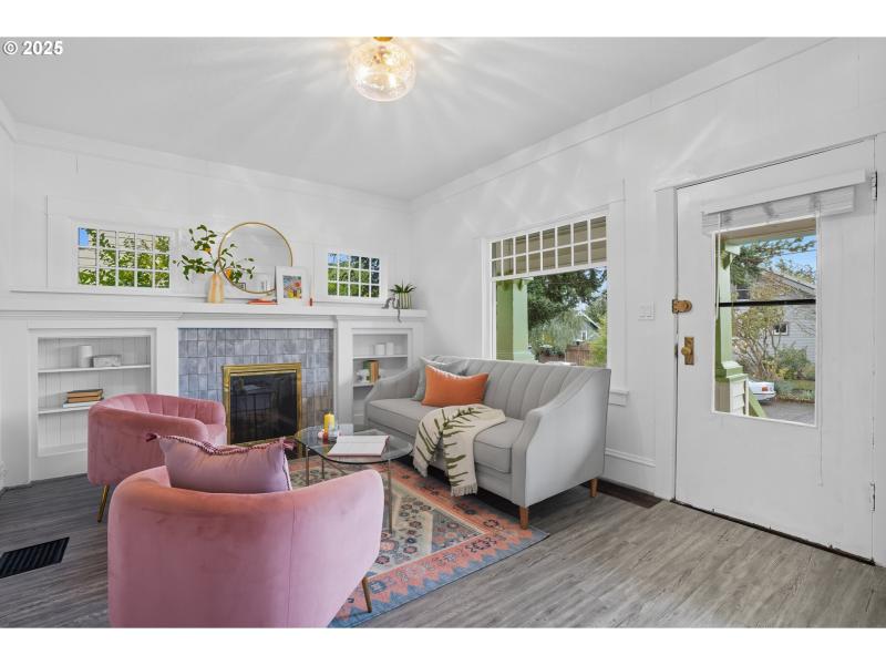 Living Room/Entrance