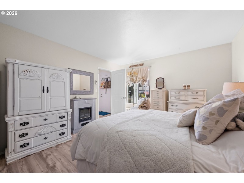 Bedroom, Primary