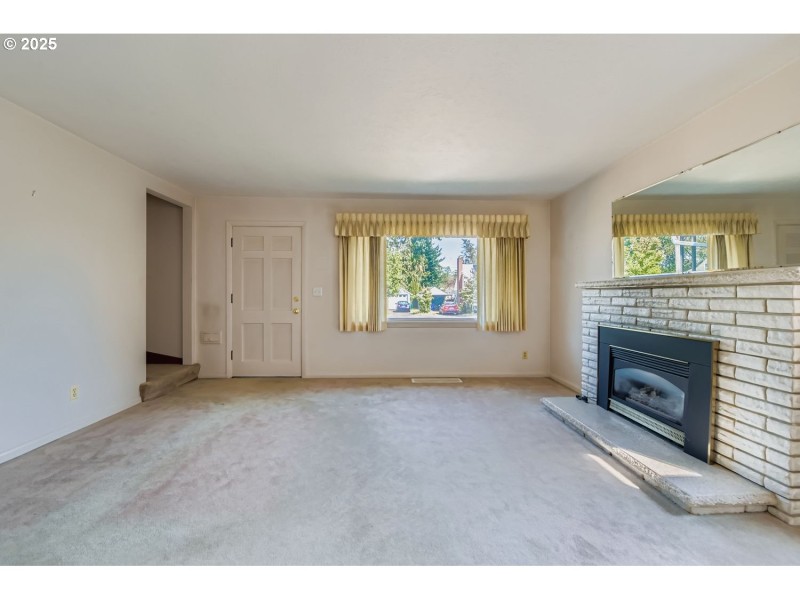 Living Room/Entrance