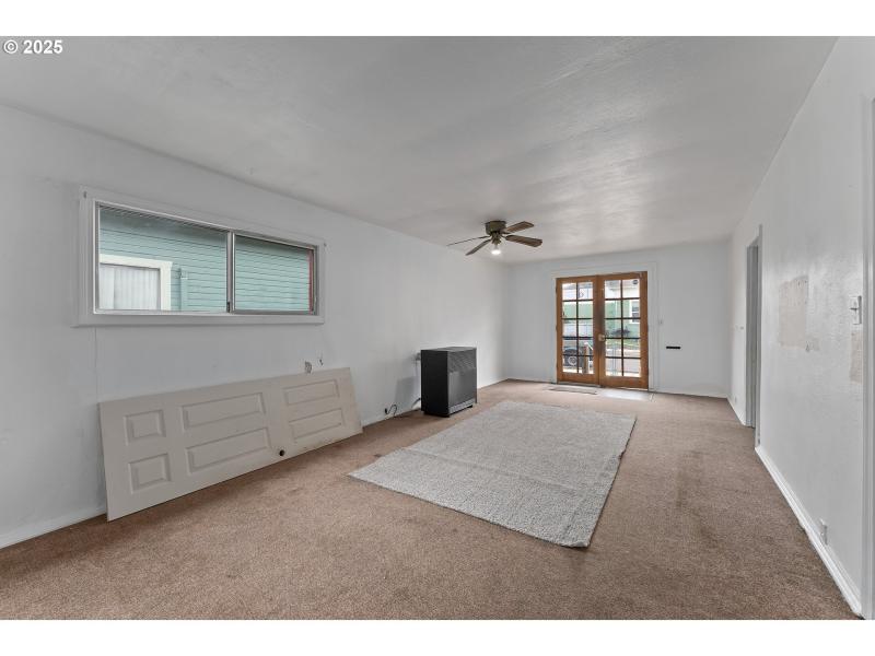 Living Room/Entrance