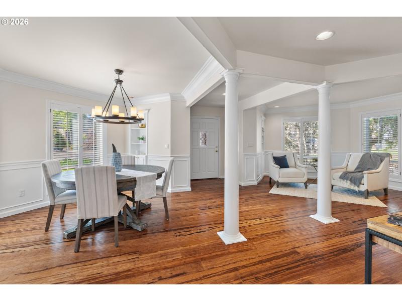 Living Room/Entrance