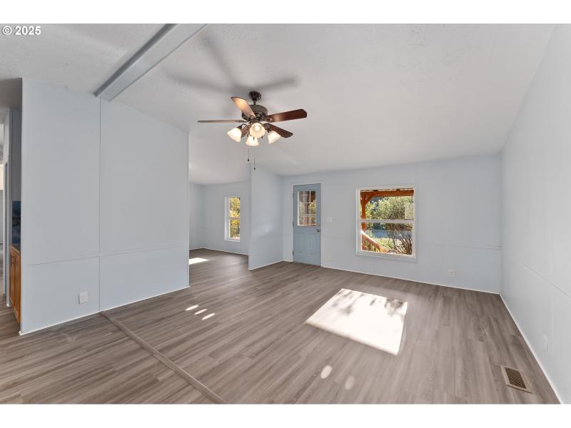 Living Room/Entrance