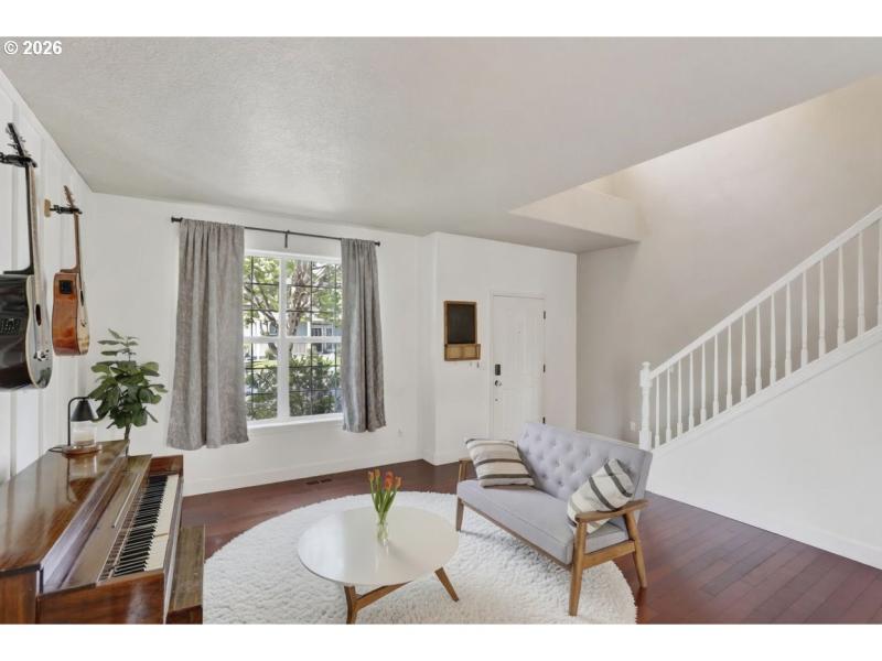 Living Room/Entrance