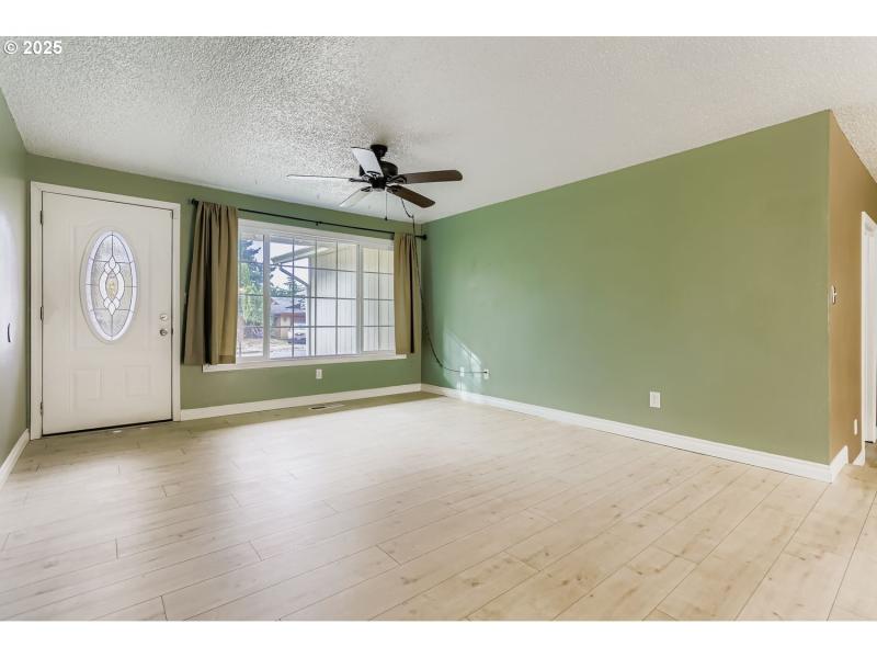 Living Room/Entrance