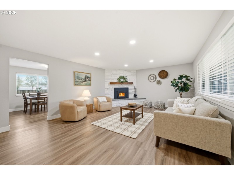 Living Room/Entrance