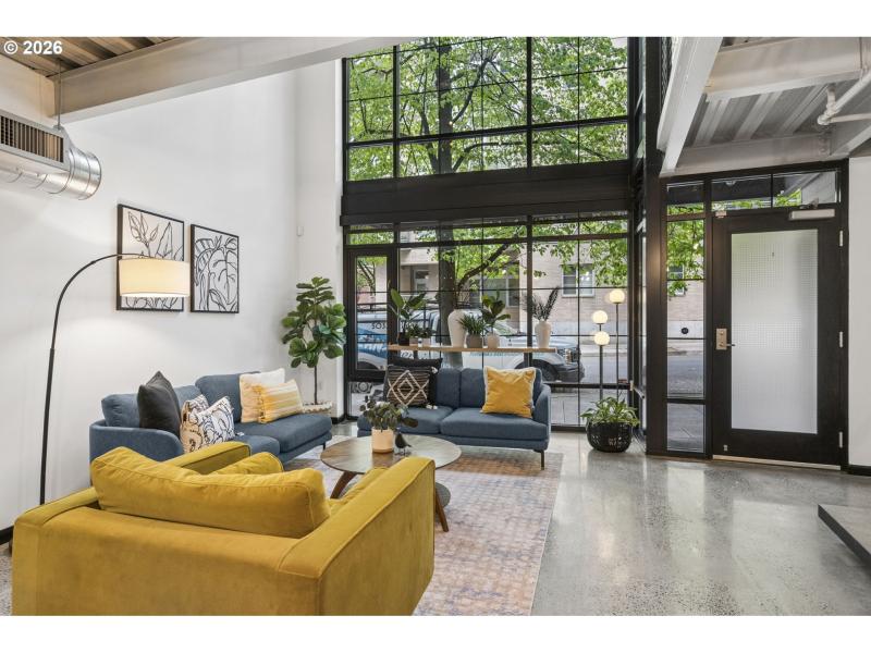 Living Room/Entrance