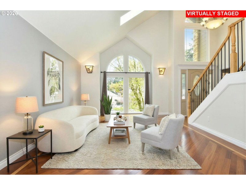 Living Room/Entrance