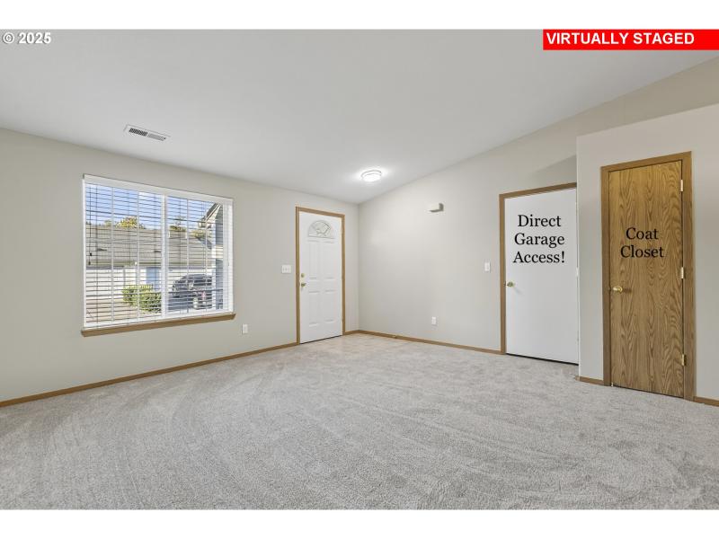 Living Room/Entrance