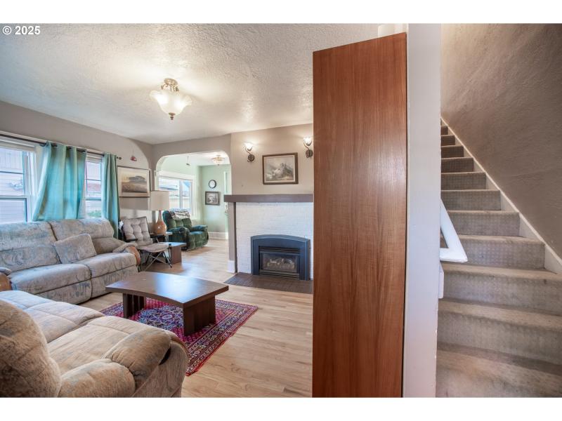 Living Room/Entrance