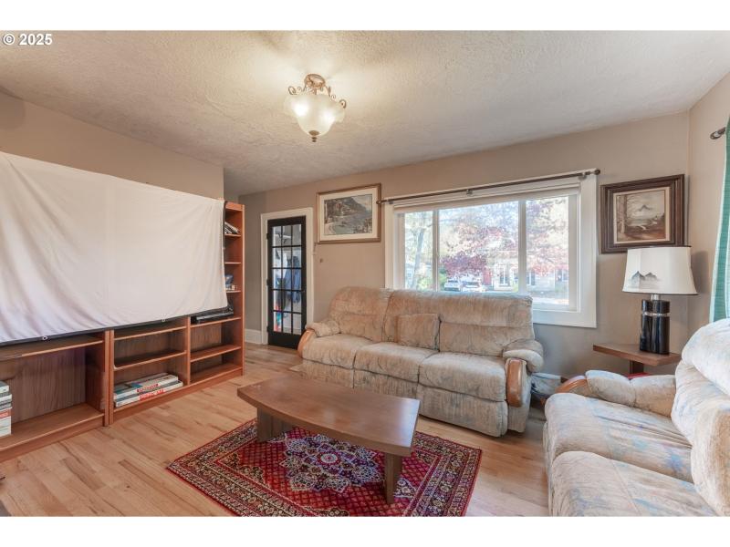 Living Room/Entrance