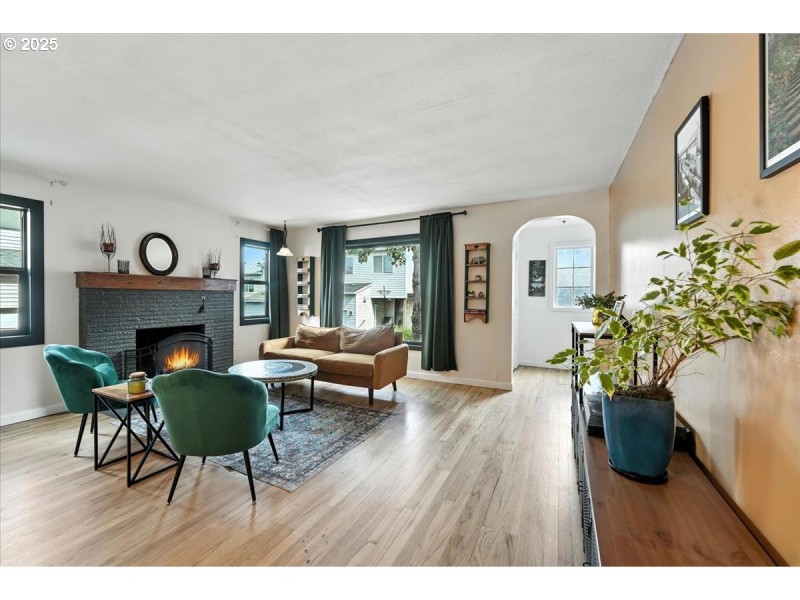 Living Room/Entrance