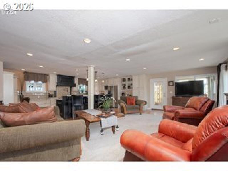 Living Room/Entrance