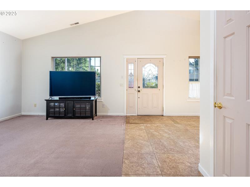 Living Room/Entrance