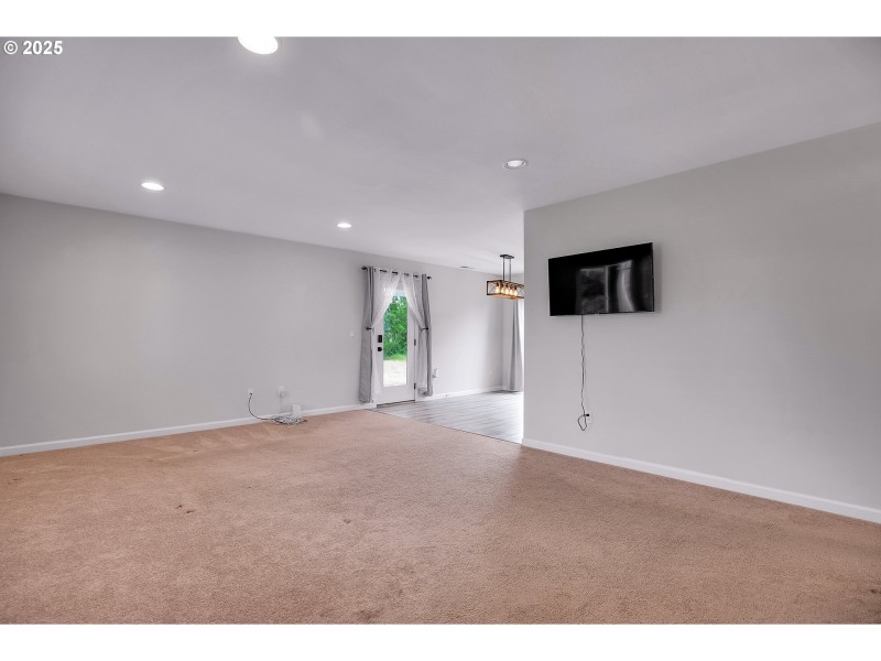 Living Room/Entrance