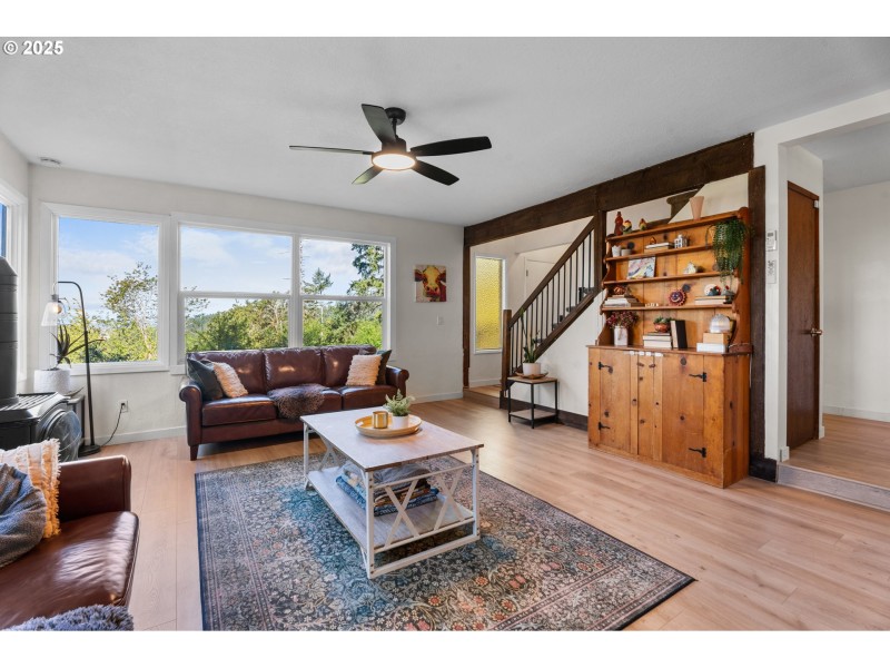 Living Room/Entrance