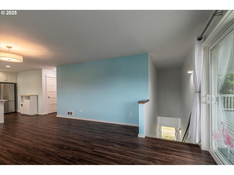 Living Room/Entrance