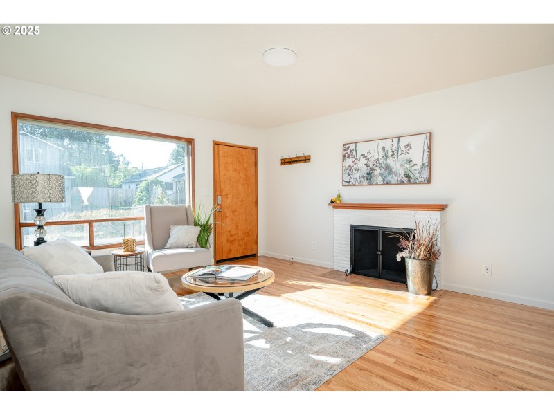 Living Room/Entrance