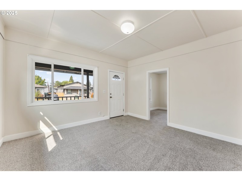 Living Room/Entrance