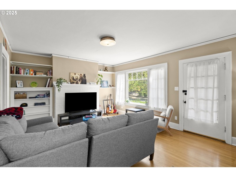 Living Room/Entrance