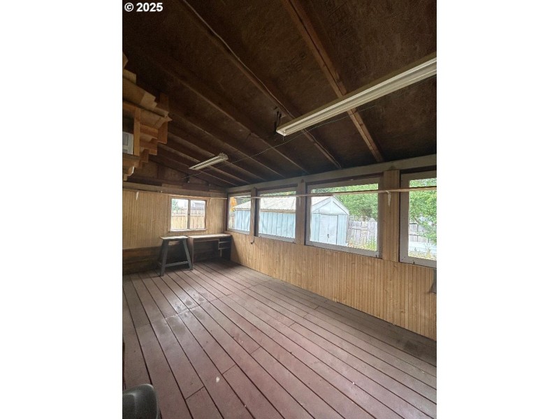 Porch, Screened in