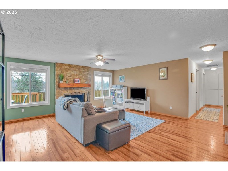 Living Room/Entrance